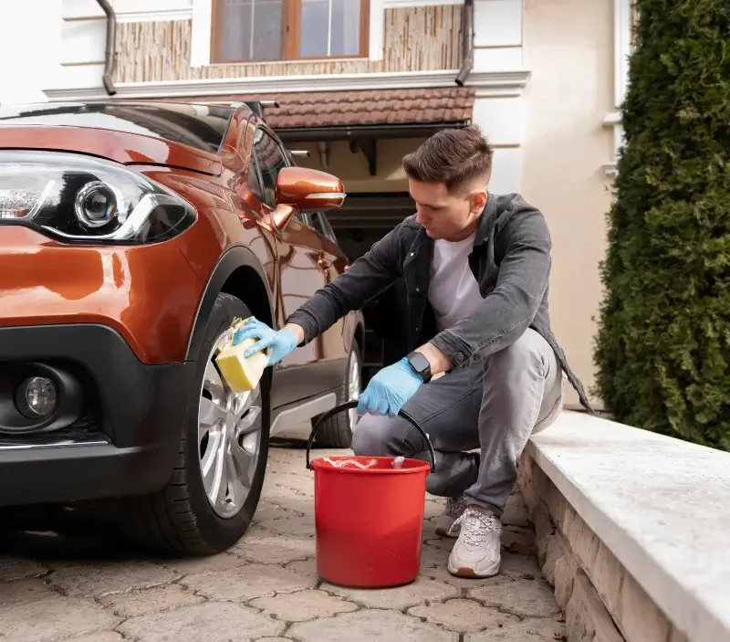Lavage auto à domicile Bretteville-sur-Ay : professionnel intervenant sur un véhicule